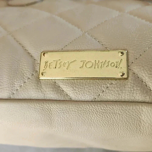Betsey Johnson 2010s Quilted Bow Cream Crossbody Satchel Pink Lining - Picture 7 of 16